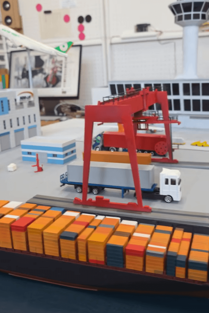 글로벌 운송회사 Kemi-Lee 의 디오라마를 제작 중입니다. 