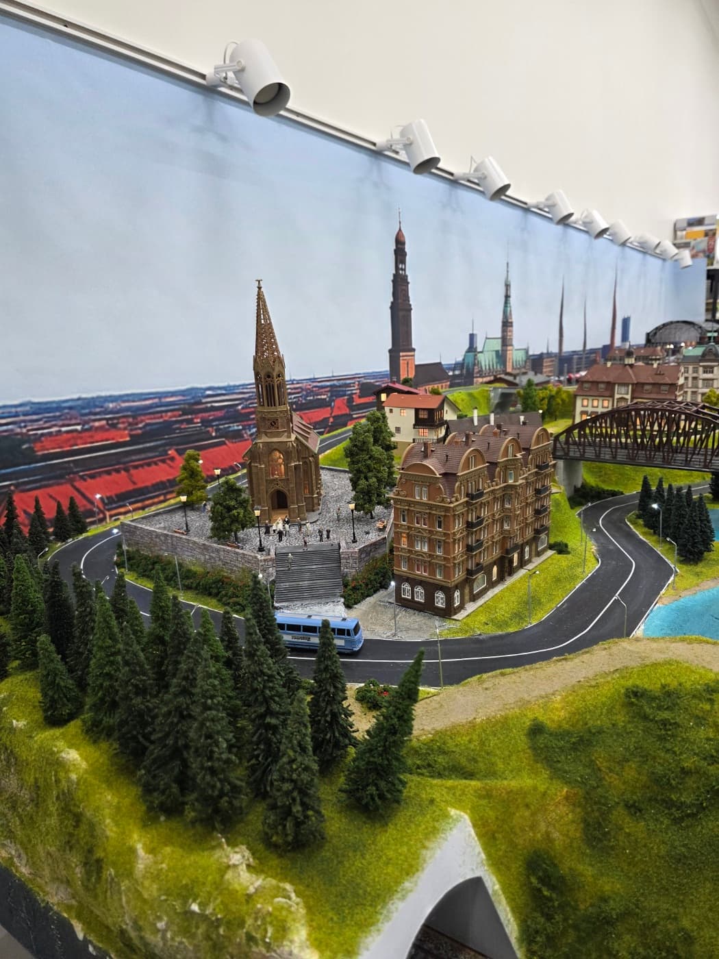 새로 제작 중인 디오라마의 작업 상황을 공유합니다. 