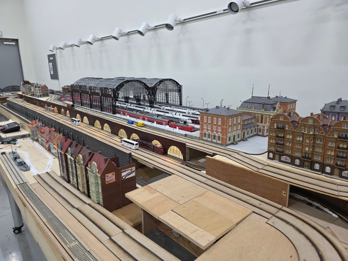 유럽의 중앙역을 배경으로 한 신규 디오라마를 제작 중입니다. 