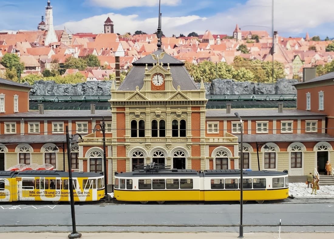 유럽 마을 속 노란 트램